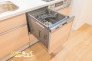 置き場所を取らないビルトインタイプ食洗機♪ワークスペースを広く確保でき、お料理の下ごしらえや盛り付けもラクラクです。

