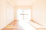 【洋室６帖】バルコニーに直結した開放的であたたかな光を感じることができる洋室は寝室やお子様のお部屋など用途によっても充実の快適空間をもたらしてくれます。
