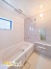 2号棟 上質感のある色調の浴室はゆとりの広さで一日の疲れを快適にリフレッシュ♪雨の日のお洗濯ものに威力を発揮する浴室換気乾燥機付きです♪
