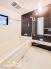 2号棟 清涼感あふれるバスルームは明るく風通し良好！採光窓があるから水はけも良く快適なバスタイムを過ごすことができます。
