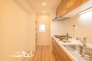 キッチン横の収納スペースはパントリーとして活用いただけます！冷蔵庫や食器棚をレイアウトすることでキッチン側のスペースを広々と使用することができます。
