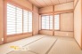 落ち着きある和の空間として快適にご活用いただける和室。畳の香りには鎮静効果もあると言われリラックス効果も期待できます♪

