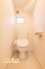 温水洗浄仕様のトイレはいつでも快適に使用できます。小窓付なので換気もしやすくお掃除の時も安心♪