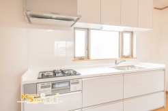 窓から光が射し込むキッチンは空気の入れ替えもできお料理をしながら心地よい風を感じることができます♪
