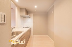 【機能的なシステムキッチン】
キッチンはコンパクトながら広々とワークトップを使用することができるほか、浴室の追い焚きも同時にできるため機能的なデザインとなっております。
