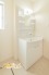 ゆとりの広さを確保した洗面室は、清潔感あふれる洗面化粧台に収納スペースを設けて身支度に忙しい朝もスッキリと使用することができます。
