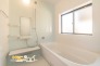 ２F浴室　清涼感あふれるバスルームは上質感のあるカラーリングで空間美を実現。追い焚き機能も付いていつでもすぐゆっくり入浴を楽しむことができます♪