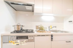 機能的な設計のカウンターキッチンは食器運びなど効率アップで家事負担の軽減にも◎!食器洗浄機や追い焚き機能など水回りの設備がまとめられ快適な動線を実現します♪