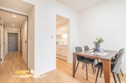 キッチンと向い合せのダイニングスペース。食器類を運ぶ負担が少なく済み、ご家族みんなが家事に参加しやすいのが魅力的です。