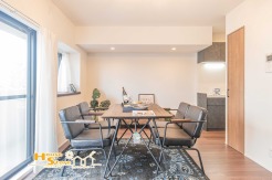 南東向きの窓からたっぷりの陽光が差し込むリビング。ご家族との時間をやさしくあたたかく彩ります。