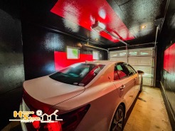 シャッター付きガレージで愛車を風雨や埃から守ります。前面道路6Mで駐車もラクラク、毎日の出入りが快適です。