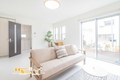 広々としたリビングはあたたかな日差しの降り注ぐ居心地の良い住空間に仕上がりました。いこいの場に相応しくご家族との会話も自然とはずむ仕様です。