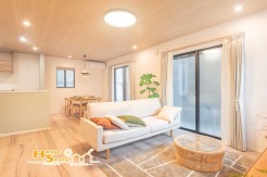 約18.2帖の広々としたリビング。大きな窓からたっぷりの陽光が差し込む明るい空間は、ご家族との憩いの時間をあたたかく包み込みます。