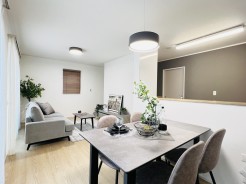 キッチンと向い合せのダイニングスペースは、食器類を運ぶ負担が少なく済み、ご家族みんなが家事に参加しやすいのが魅力的です。