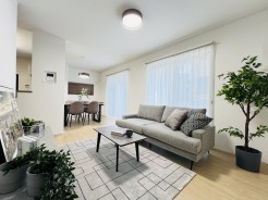 広々としたリビングはあたたかな日差しの降り注ぐ居心地の良い住空間に仕上がりました。いこいの場に相応しくご家族との会話も自然とはずむ仕様です。