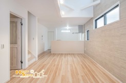 生活の中心となるリビングは、あたたかな日差しが降り注ぐ居心地の良い空間です。自然と会話が弾む設計は、住む人に笑顔を届けたいという想いが込められています。