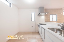 ゆとりある広さを確保したキッチンは、快適な作業動線で複数人での調理もスムーズ。採光も取られて日々の料理時間を心地よく過ごせる空間です。