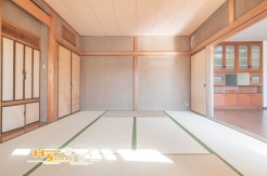 日常に和を感じることのできる素敵な住空間。快適に横にもなれる畳敷きで、フローリングや椅子は固くて苦手な方にもリラックスして過ごせる嬉しい一室となっております。