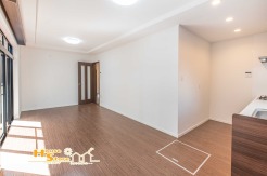 やわらかな木目が印象的なフローリング張りは窓からあたたかな日差しが照らすリビングをナチュラルで落ち着きのある住空間に彩ります。