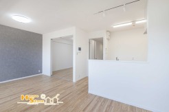 隣接するお部屋やカウンターキッチンにより、さらにゆとりと開放感を感じられるリビング空間。アクセントクロスが空間にさりげない彩りを添え、おしゃれで落ち着きのある雰囲気を演出します。