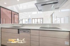 ダイニングと向き合う対面式キッチンは、家事動線を効率化し、配膳や片付けを快適に。日常のひとときも心地よく過ごせる空間です。