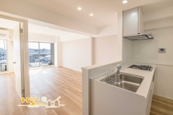 ダイニングと向き合う対面式キッチンは、家事動線を効率化し、配膳や片付けを快適に。日常のひとときも心地よく過ごせる空間です。