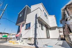 開放感あふれる角地に佇む住まい。敷地内にはお車1台分の駐車スペースを確保しており、快適なカーライフをサポートします。