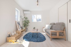 約16帖のゆとりあるリビングは、開放感あふれる広さが魅力。家具配置の自由度も高く、ご家族それぞれの時間を快適に過ごせます。※家具調度品は見本となります。