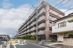 JR埼京線・武蔵野線の2路線が利用可能な「武蔵浦和」駅が利用できる便利な立地。スーパーやドラッグストア、ホームセンターも徒歩圏内に揃い、毎日の暮らしを快適に支える住環境です。