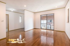 大きな窓からたっぷりの陽光が差し込むリビングは、明るく開放感あふれる空間。心地よい光に包まれながら、快適にお過ごしいただけます。