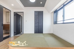日常の中で和の趣を感じられる、素敵な住空間です。畳敷きなので、快適に横になれるのはもちろん、フローリングや椅子の硬さが苦手な方でもリラックスして過ごせる嬉しい一室となっております。