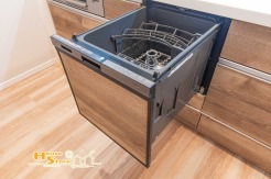 食器洗浄乾燥機が食後に時間に小さな余白を作ってくれるキッチン。家事を効率化しながら暮らしにゆとりを与えてくれます。