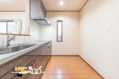 背面にゆとりをもたせたキッチンは、ご家族並んで料理を楽しめる広々とした空間。食器棚や冷蔵庫を配置しても動線をしっかりと確保できます。