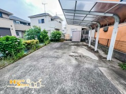 2台分の広々としたカースペースは、ゆとりある設計で駐車もスムーズです。一部カーポートタイプで雨の日のお車や二輪車を保護するのにも役立ちます。