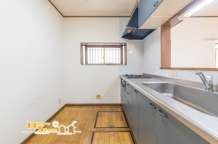 豊富な収納を備えた使い勝手の良いキッチン。床下収納もあり、食材や調理器具をすっきり整理できます。小窓付きで換気もしやすいのが魅力です。