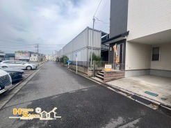 前面が開けた開放感のある立地。小・中学校やスーパー、病院が身近に揃い、ご家族みんなが安心して暮らせる住環境です。