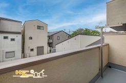 リビングに直結したバルコニーは開放的で、お部屋の風通しが良くなります。洗濯物が多い日でもたっぷり干すことができます。