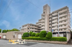 埼玉高速鉄道『南鳩ヶ谷』駅徒歩13分の閑静な住宅地に建つマンションです。専有面積約81平米以上の広さ・南東向きで日当たりの良い快適空間です。大切なペットと一緒に暮らせます。