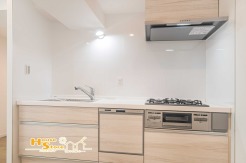 3口コンロを採用し、複数の調理を同時に進められる効率的なキッチン。毎日のお料理をスムーズにこなせる、機能性に優れた設備です。