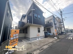 車種により駐車2台可能なカースペース付きでお車をお持ちの方にも安心です。