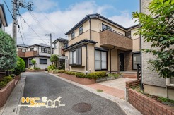 敷地内カースペースがあり、車を所有する方に安心の仕様。前面道路もゆとりがあるので、駐車や出入りがスムーズです。通勤やお出かけが快適になる、暮らしに嬉しいポイントです。