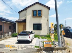 並列駐車3台可能なカースペースを確保。お車の乗り降りや荷物の積み下ろしもしやすく、快適なカーライフをサポートします。
