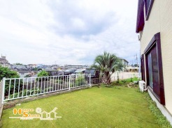 住まいにゆとりをもたらす庭付きのお住まい。ガーデニングやアウトドア用品の置き場など、ライフスタイルに合わせて幅広く活用できる魅力的なスペースです。