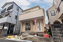 伊勢崎線「一ノ割」駅徒歩約14分。閑静な住宅街に佇む、落ち着きのある住環境。子育て世代にもおすすめしたい、穏やかな暮らしが叶う住まいです。