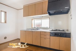 お手入れのしやすいシステムキッチン。窓付きの壁付けタイプで、明るく風通しの良いキッチンスペースです。床下収納もあり、収納力もしっかり確保されています。