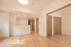 約14帖のゆとりあるリビングは、家具のレイアウトもしやすい使い勝手の良い空間。開放感に包まれながら、快適な時間をお過ごしいただけます。