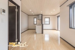 東向きの大きな窓から朝の柔らかな陽光が差し込むリビング。さわやかな空気に包まれながら一日の始まりを心地よく迎えられる空間です。