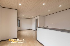 約16帖のリビングは、家具を配置してもゆとりを感じられる開放的な空間。ご家族皆様でゆったりとくつろげる心地よい住み空間です。