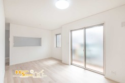 ご家族との会話が弾む対面式キッチンを備えたリビング。洗面室へのアクセスも良く、家事や生活動線にも配慮された快適な空間です。