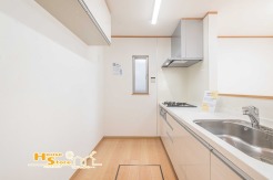 キッチン背面にはゆとりあるスペースを確保。冷蔵庫や食器棚、調理家電などをまとめて配置しやすく、収納と作業スペースをしっかりと確保できます。